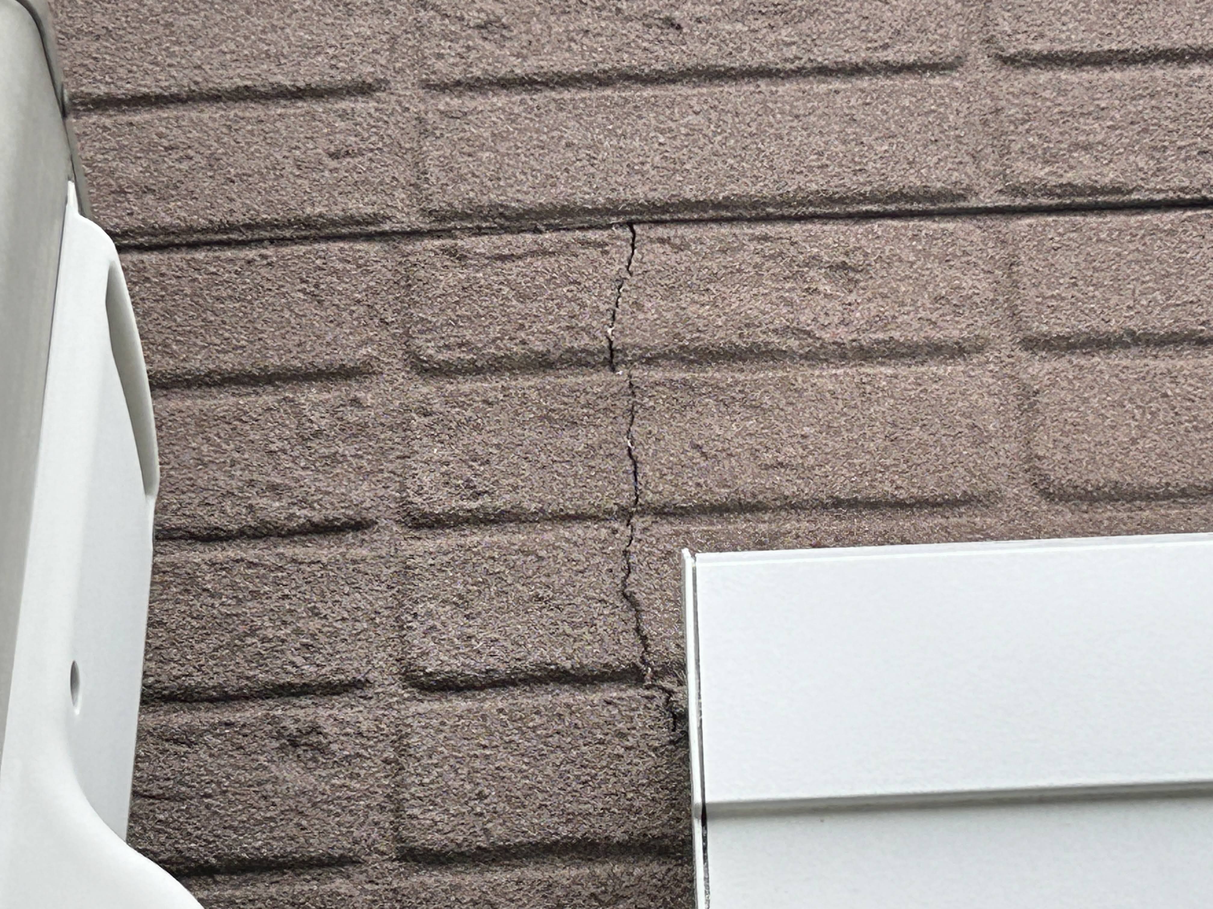 小さなひびでも油断禁物！外壁ひび割れのサインを見逃さないで